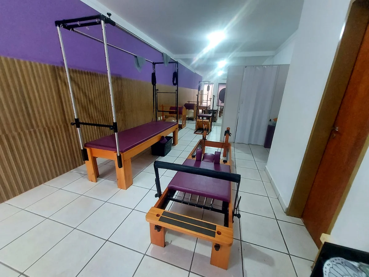 Interior moderno do estúdio da Clínica Inove